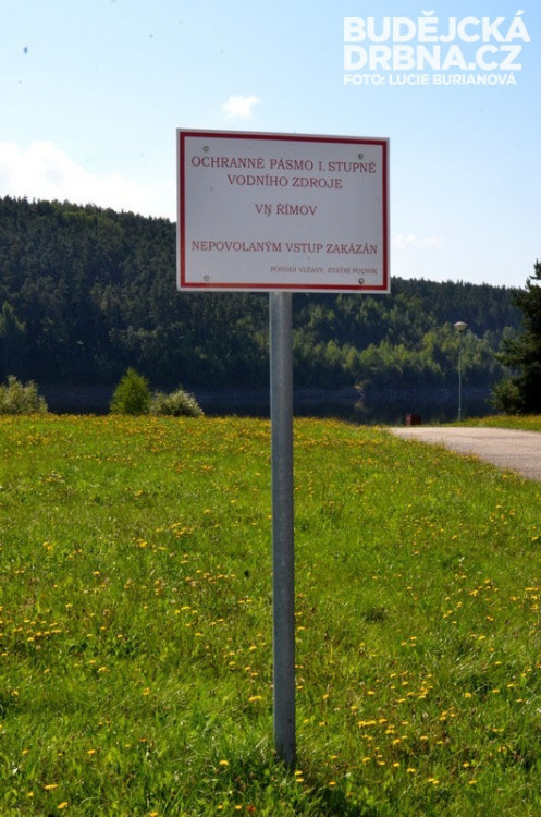 Některé tabule zakazují vstup do ochranného pásma