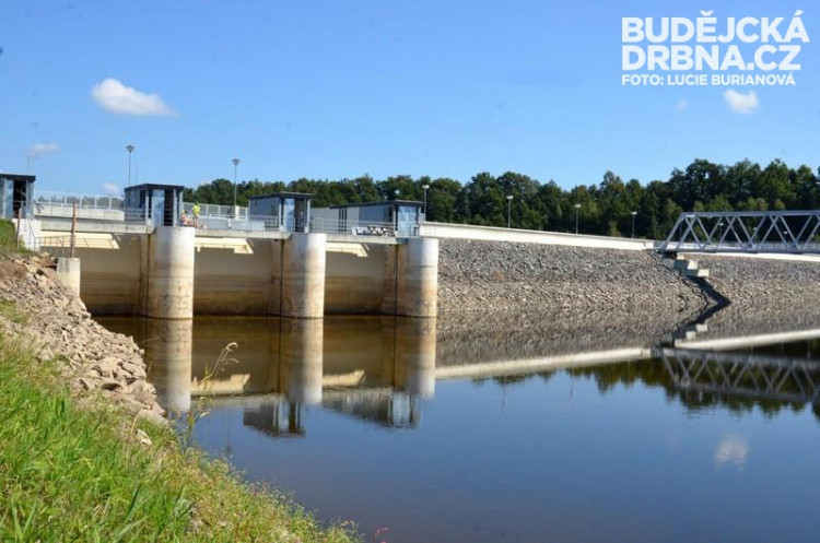 Tři pole bezpečnostního přelivu - pohled z břehu přehrady