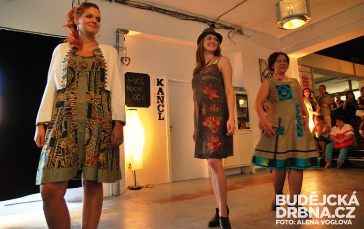 Modní přehlídku doplňoval i komentář ke vkusu v oblékání pro každé znamení