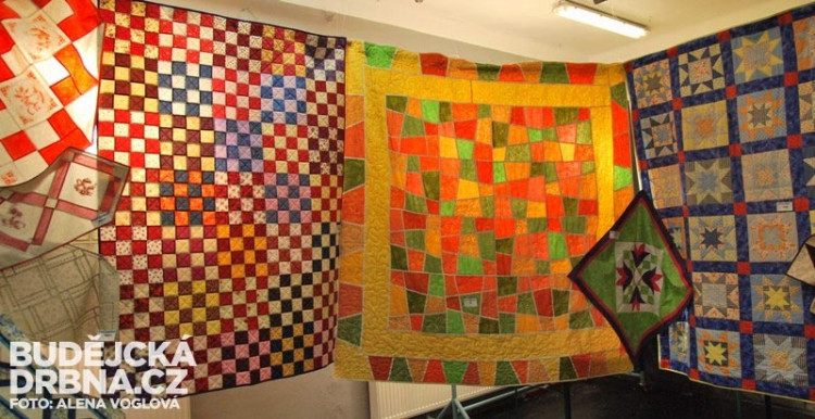 Pracné deky zářily v prostoru