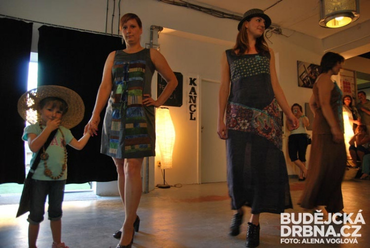 Součástí vernisáže výstavy patchworku byla i módní přehlídka