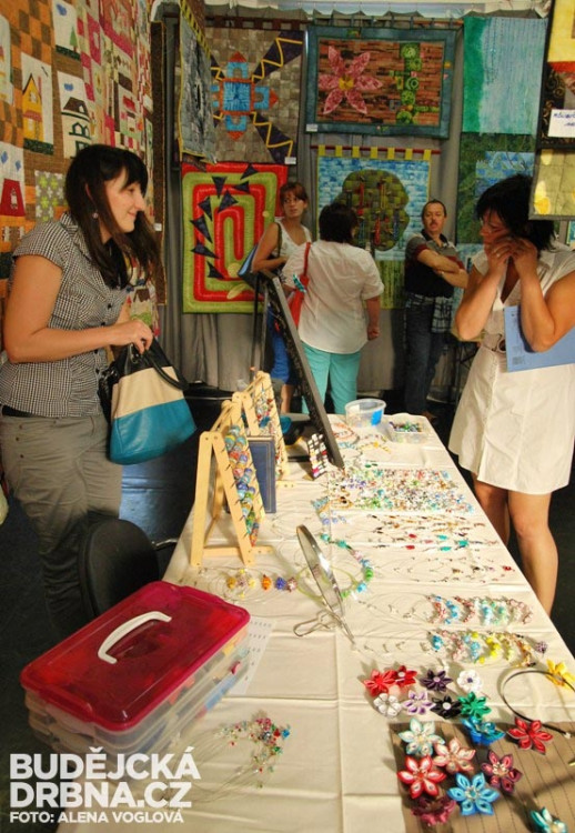 Ženy měly možnost si koupit i šperky