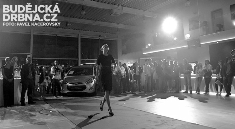 Neopakovatelná atmosféra večerní módní přehlídky