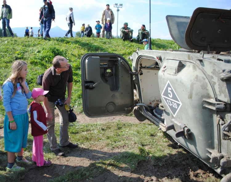 Uvnitř tanku T72 moc místa není