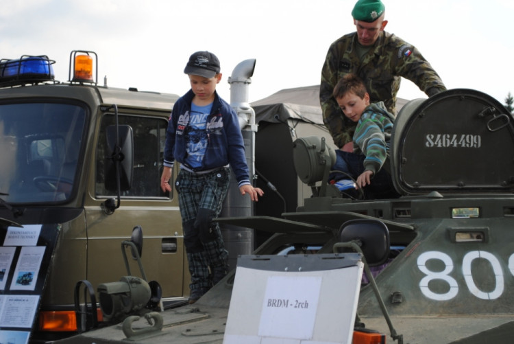 Podívat se do útrob obrněného transportéru? Děti stály frontu