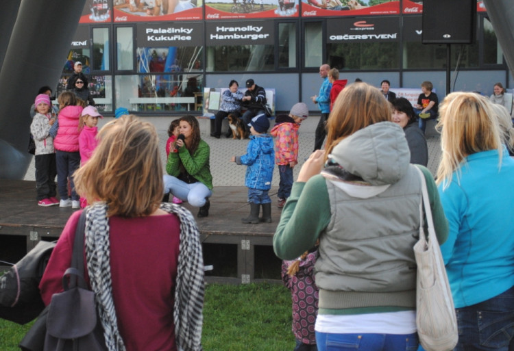 Maminky fandily ratolestem při vystoupení na pódiu