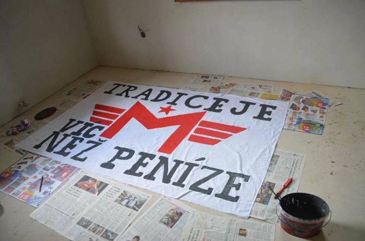 Plachta, která bude celou sezonu viset pod třineckým kotlem