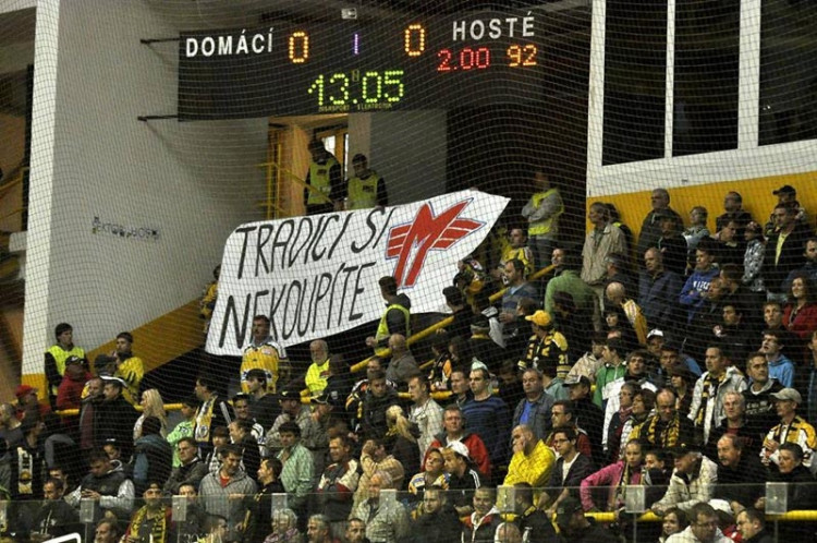 Transparenty přivezli do Litvínova i zlínští fanoušci