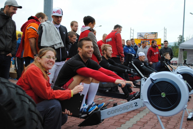 Na začátku ještě byly úsměvy, v první disciplíně ale účastníci museli ujet kilometr na veslařském trenažéru