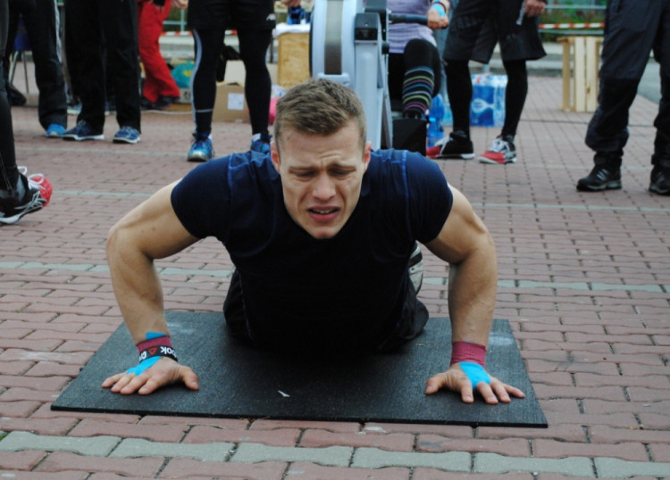 Už druhá disciplína hodně bolela. Kliky s výskokem