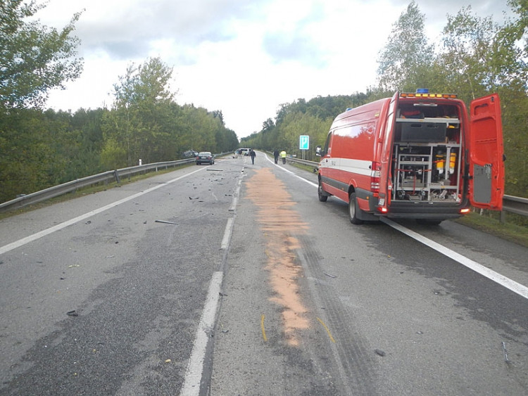 Srážka dodávky a náklaďáku s cisternou u Borku