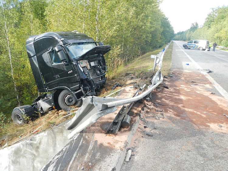 Srážka dodávky a náklaďáku s cisternou u Borku