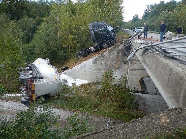 Srážka dodávky a náklaďáku s cisternou u Borku