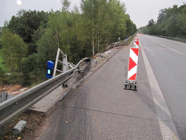 Srážka dodávky a náklaďáku s cisternou u Borku