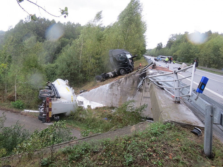 Srážka dodávky a náklaďáku s cisternou u Borku