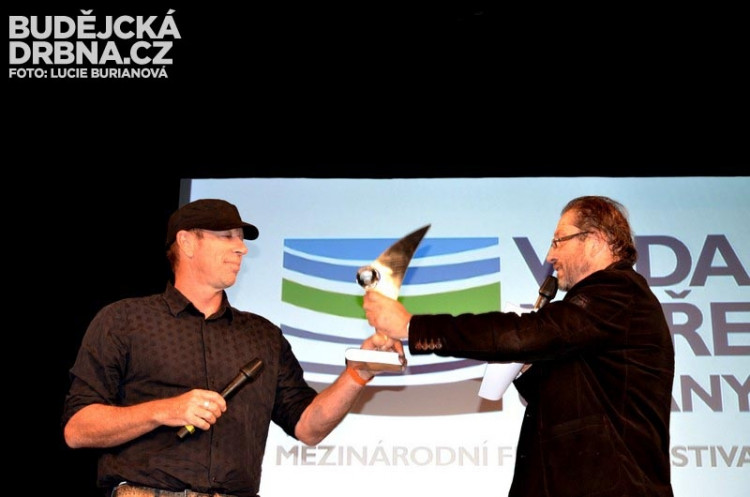 Steve Lichtag předává hlavní cenu MFF Davidu Hannanovi