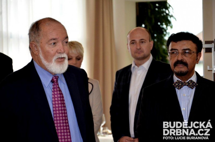 Doteky Indonésie v RRC - Sir James Mancham a Arif Sulaksono