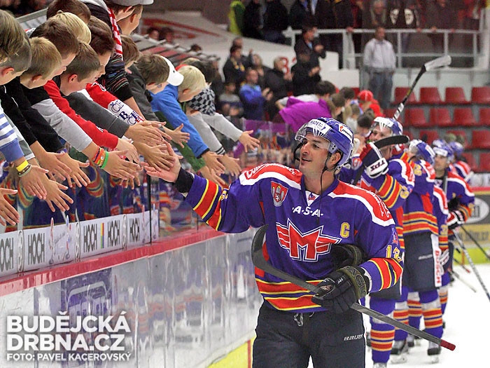 Aleš Kotalík se svými spoluhráči zdraví skvělé publikum