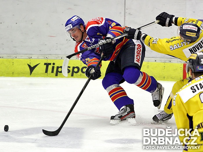 Aleše Kotalíka brání Martin Novotný