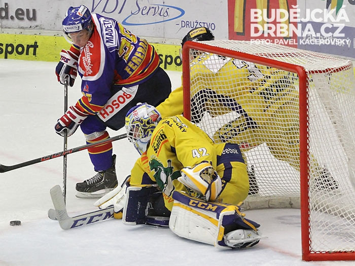 Ferebauer ohrožuje hostujícího brankáře Libora Kašíka