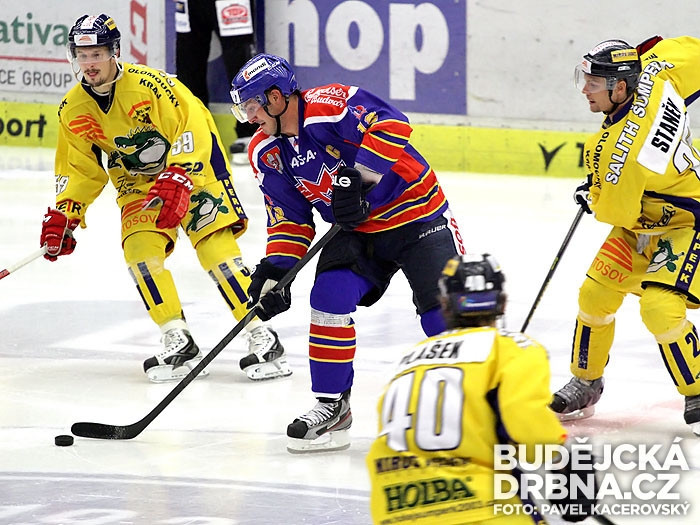 Kapitán Motoru Aleš Kotalík v sevření šumperských hráčů