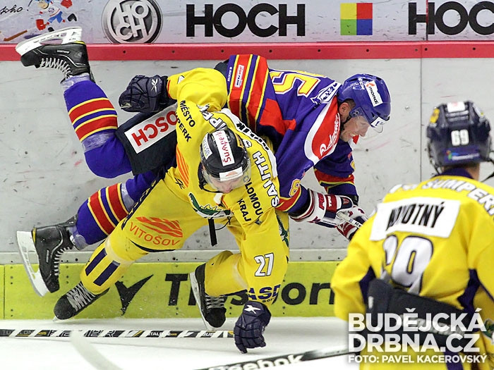 Miroslav Třetina padá přes kapitána Šumperku Aleše Holíka