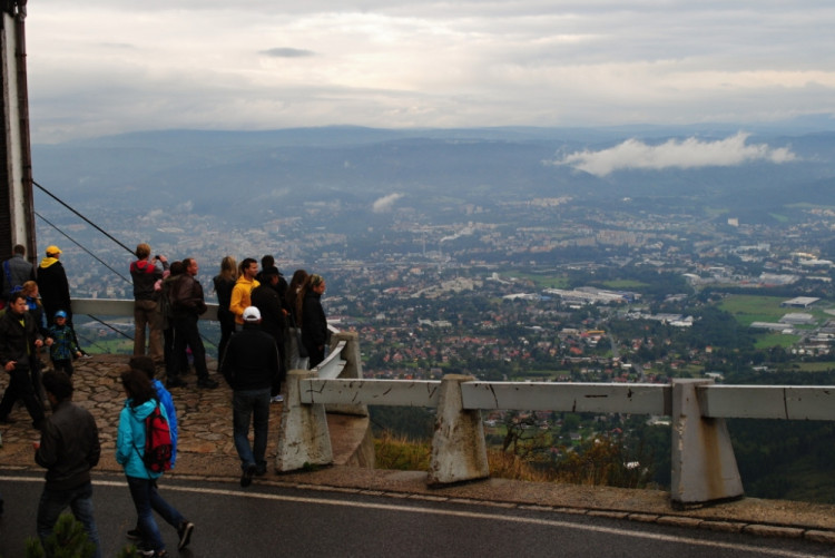 Po výstupu z lanovky uvidíte tohle, pokud zrovna nebyla mlha. A ta byla hodně