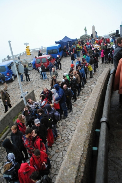 Fronta na prohlídku Ještědu. A to se sem ani celá nevešla