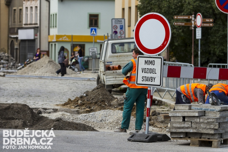 Výstavba přejezdových prahů na Senovážném náměstí