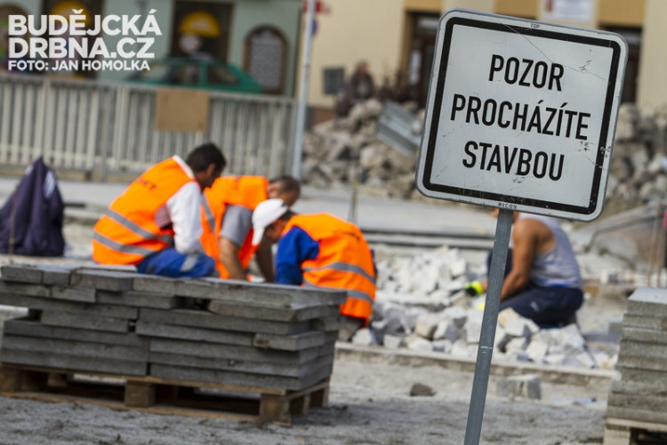 Výstavba přejezdových prahů na Senovážném náměstí