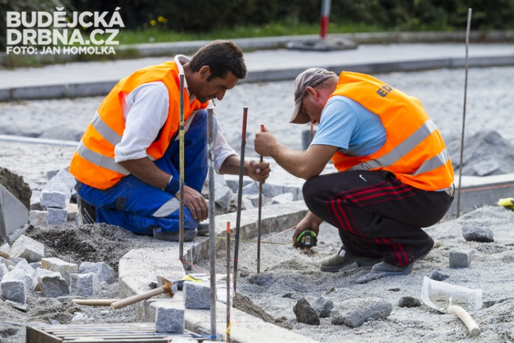 Výstavba přejezdových prahů na Senovážném náměstí