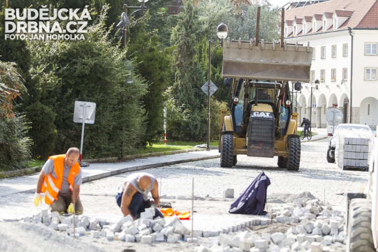 Výstavba přejezdových prahů na Senovážném náměstí