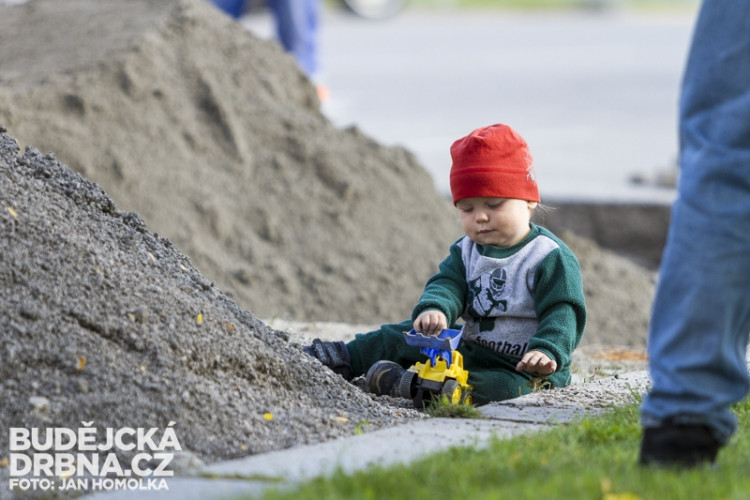 Výstavba přejezdových prahů na Senovážném náměstí
