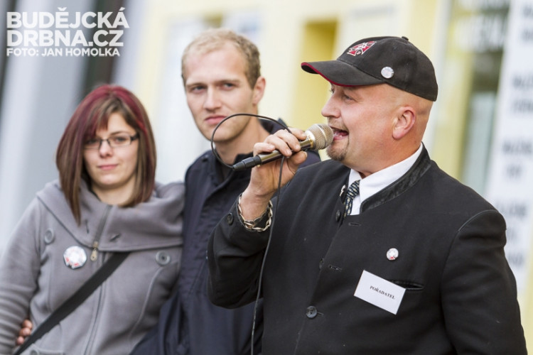 Ulicemi Budějc prošel další protestní pochod