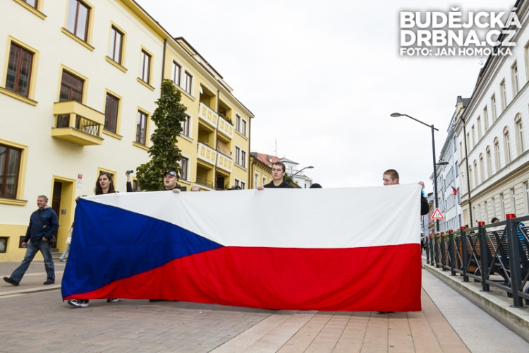 Ulicemi Budějc prošel další protestní pochod
