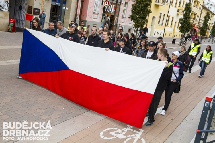 Ulicemi Budějc prošel další protestní pochod
