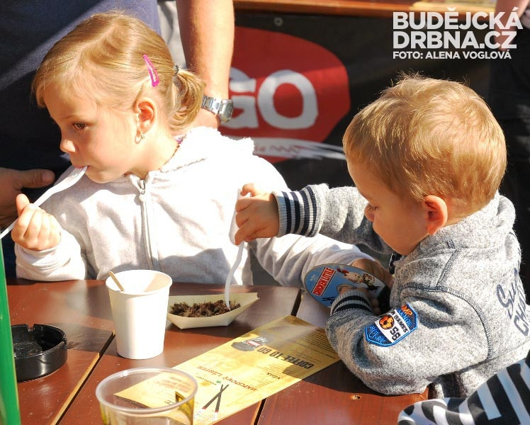 Děti pojídající upražený hmyz