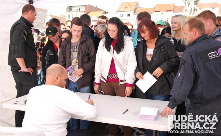 Fronta na podpis nebrala konce