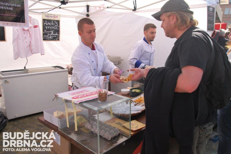 Ochutnat bylo možné i hadí maso