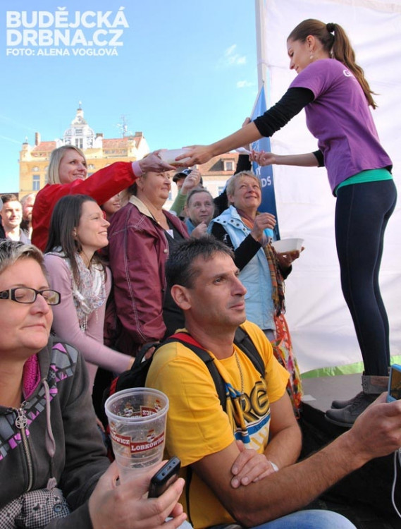 Ochutnat chtěl každý, ale jen na pár lidí vepředu vyzbylo