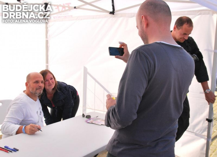 Podpis a ještě fotka nesmí chybět