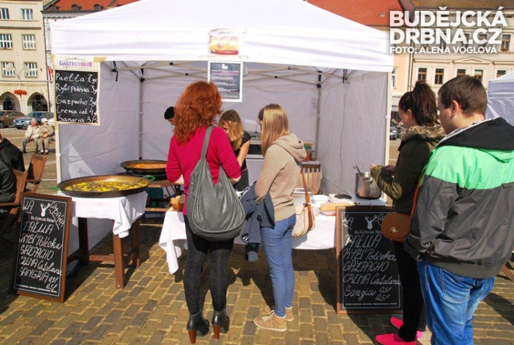 Španělské dobroty se podávaly na budějckém náměstí