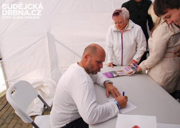 Zdeněk přes hodinu rozdával autogramy