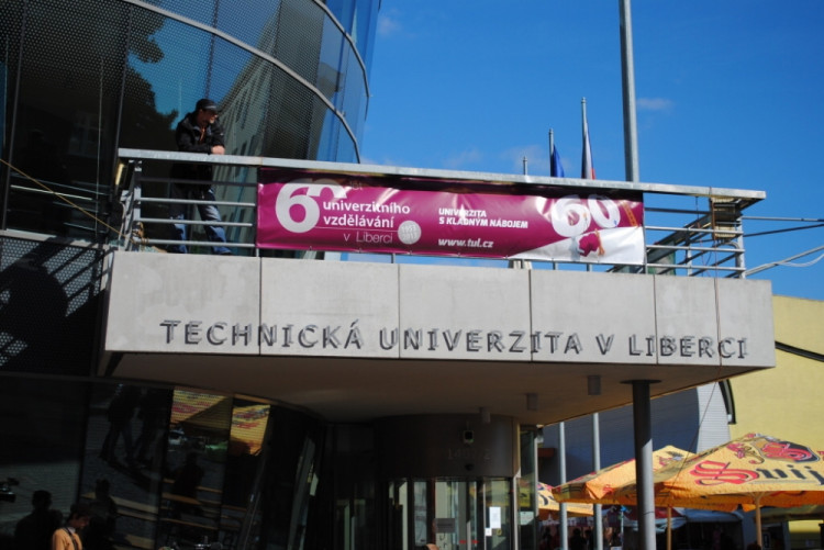 Univerzitě je šedesát