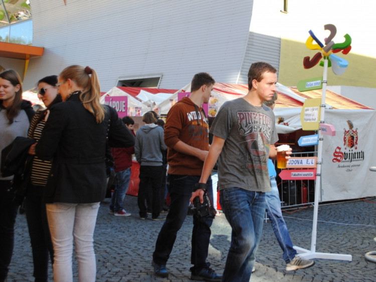 Na oslavách bylo hodně studentů