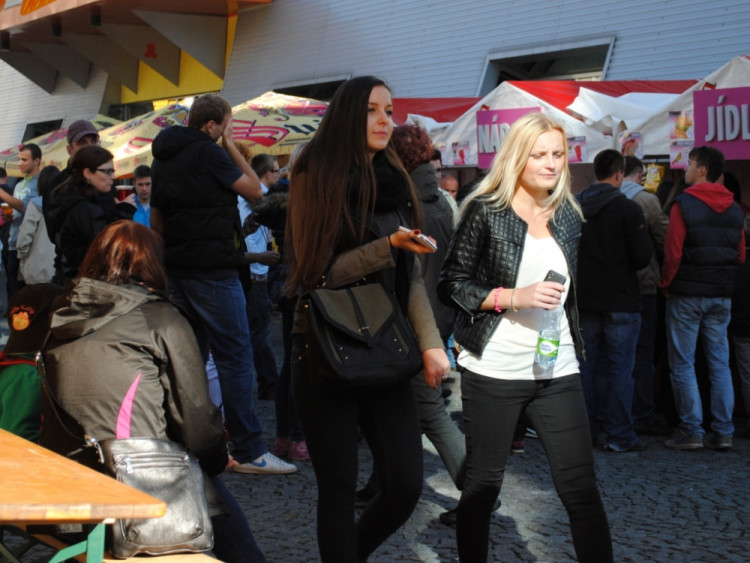 V areálu byl největší shluk lidí u stánků s občerstvením