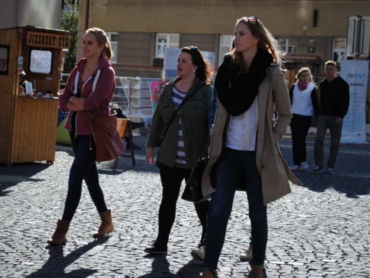 Slečny přichází na oslavy