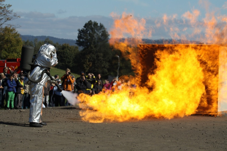 Záběry z cvičného zapálení dřevěného domu