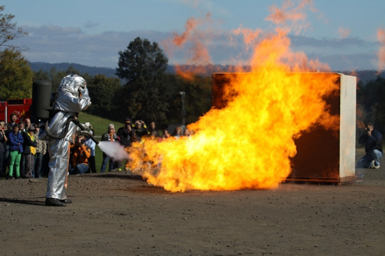 Záběry z cvičného zapálení dřevěného domu
