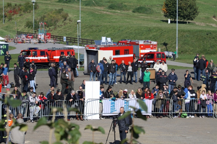 Záběry z cvičného zapálení dřevěného domu